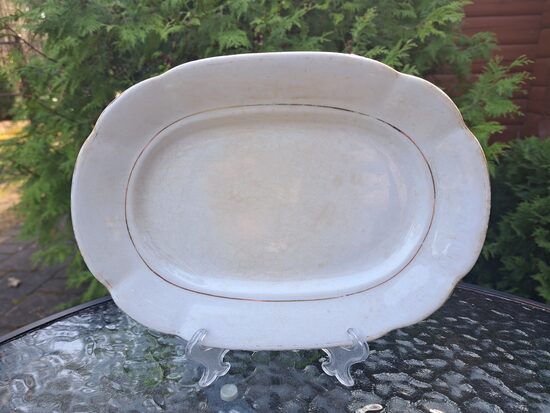 Ovalais šķīvis, fajanss ar zeltu, Kuzņecovs. Izmēri: 24,5cmx17,7cm, dziļums 3,5cm (Kuzņecovs 167)