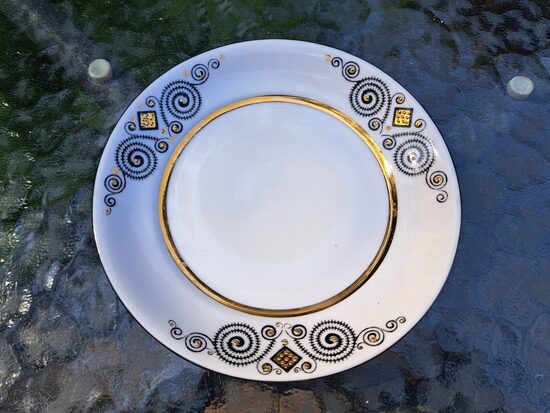 Kūku šķīvis no melnās, nošķēlums, mokka kafijas servīze "Mariannas", nošķēlums. RPR (Marianna 149)