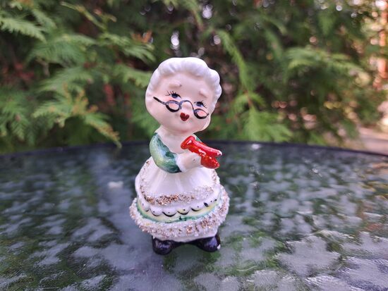 Figūriņa "Omīte ar sarkanu dūraini ", h=8,5cm, Ķīna (Figur citi 42)