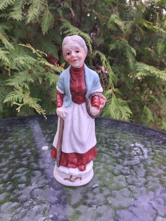 Figūriņa "Omīte ar groziņu brūnā kleitā"  h=17,5cm, Taizeme (Figur citi 31)