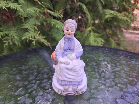 Figūriņa "Sēdoša omīte ar groziņu ", h=12,5cm, Taizeme (Figur citi 36)