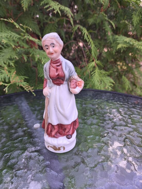 Figūriņa mazā "Omīte ar groziņu brūnā kleitā"  h=15cm, Taizeme (Figur citi 32)