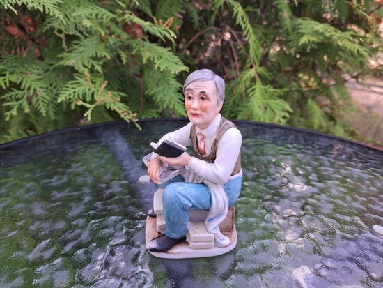 Figūriņa "Vīrietis vestē lasa grāmatas ", h=11,5cm, Taizeme (Figur citi 37)