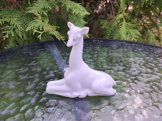 Figuriņa "Žirāfīte" pilnīgi balta, RPF. 50.-ie gadi. Augstums 9,5cm (Figur rpr 56)