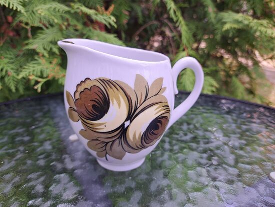 Krējuma kanniņa ar košām haki krāsas puķēm un zeltu no tējas servīzes, Poltavas PR (Polonne 27)