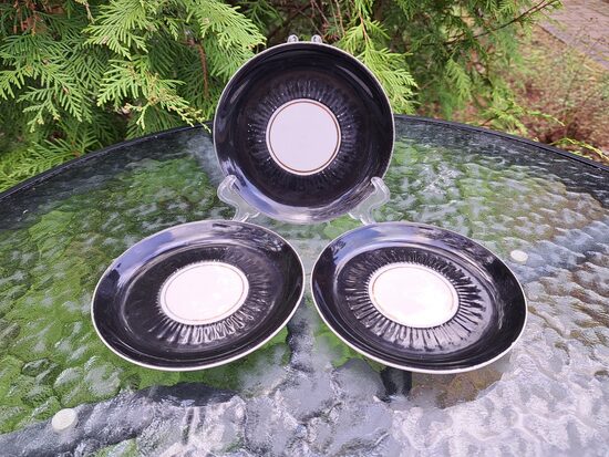 Apakštases melnas, kafijas servīze "Saulīte" ar melnu un gaiši zaļu dekolu (Saulīte 05)