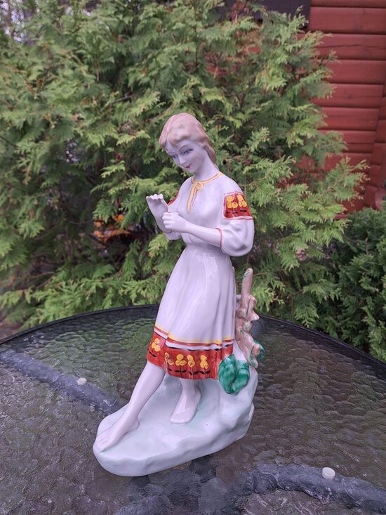 Figūra "Mīl-nemīl" , rokas apgleznojums. Ražotājs ir Polonnas mākslas keramikas rūpnīca, 1950.ie gadi (Figur citi 50)