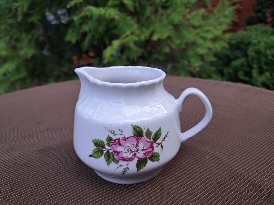 Krējuma kanniņa ar mežrozītēm, bez zelta, tējas servīze "Māra",  RPR (Māra tējas 222)