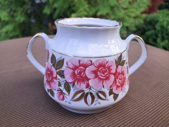 Cukurtrauks bez vāciņa no skaistas tējas "Māras" ar košu rozā dekolu un bagātīgu zeltu, RPR (Māra tējas 221)