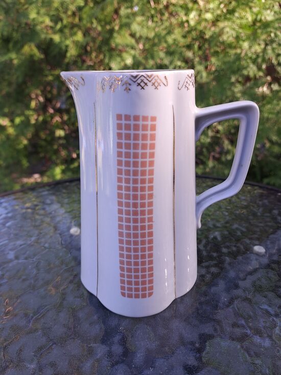 Sulas krūze mazā,  60.-ie gadi, pelēka ar sarkamo rūtaino dekolu un zelta rakstu, PFF. Augstums ir 16,5cm (Krūze 50)