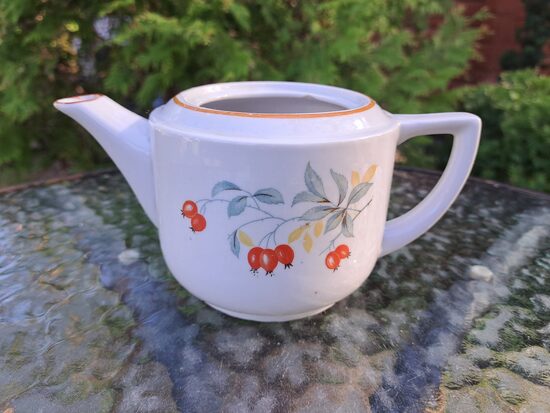 Reti sastopamas formas un dekola tējkanna bez vāciņa ar bārbelēm, tilpums apt. 350-400ml, Rīgas keramikas fabrika. Plaisa (Citi 370)