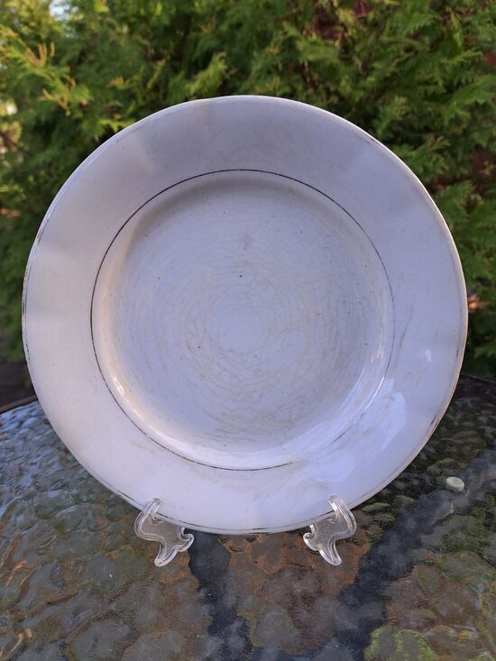 Salātu fajansa Kuzņecova šķīvis ar zelta apvilkumu. D=20cm (Kuzņecovs 169)