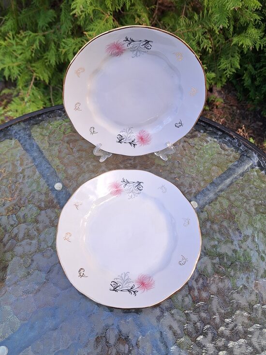 Maizes šķīvji ar rozā(silts tonis) krizantēmu (2 vienādas krizantēmas), diam.17cm, forma "Ārija", RPR (Ārija pusdienu 413)