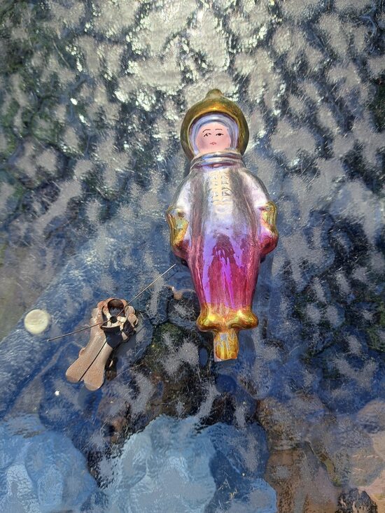Ziemassvētku eglīšu rotājumi - Kosmonauts rozādzeltena skafandrā uz piespraudes (Egle figur 27)