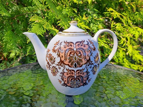 Tējkanna lielā ar greznu brūnu dekolu ar bagātīgu zelts, servīze "Austrumu", RPR (Austrumu 110)