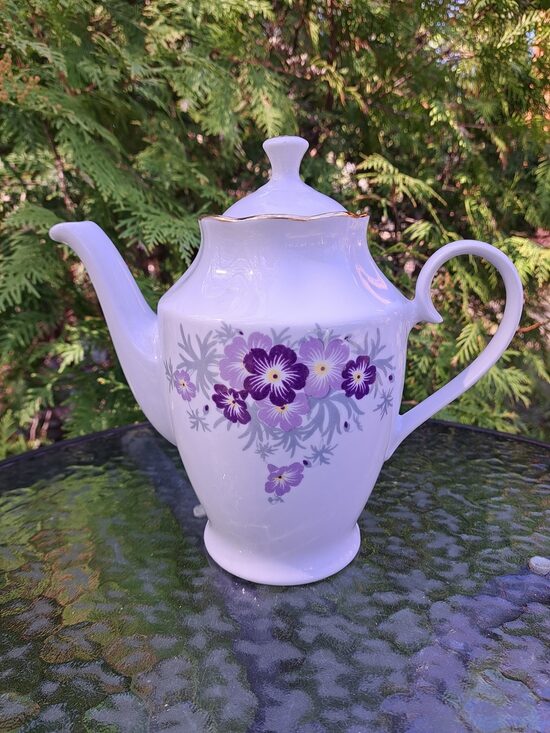 Lielā tējkanna ūdenim, tējas servīze "Ārija" ar violetām un lillā puķēm un zeltu, RPR (Ārija tējas 207)