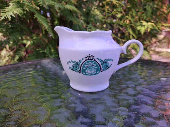 Krējuma kanniņa no tējas servīzes "Ārija" ar skaistu un retu zaļu dekolu bez apvilkuma, RPR (Ārija tējas 201)