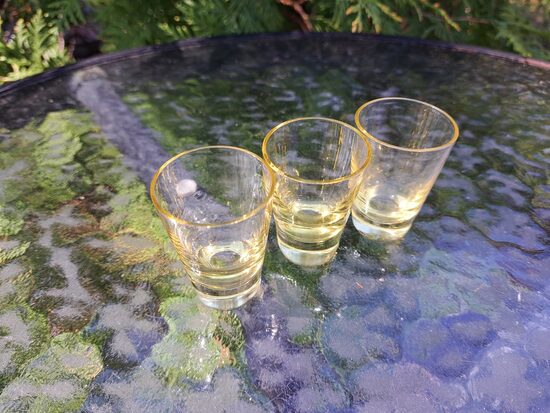 Vintāžas stikla mini glāzīšu kompl. 3 gb., dzeltens mēduskrāsas stikls, bez dekola un bez zelta (Stikla gl 289)