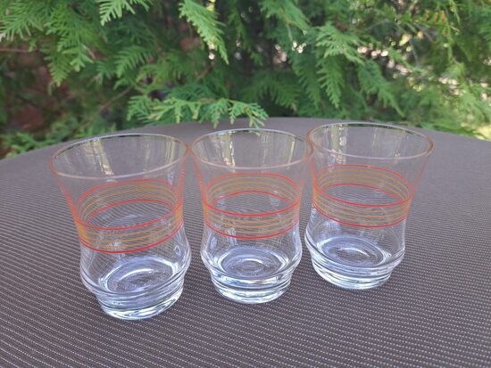 Stikla glāzīšu ar sarkanām un oranžām svītrām, bez zelta komplekts 3 pers. Tilpums 80ml (Stikla gl 293)