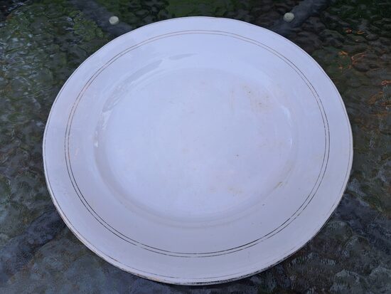 Otrā ēdiena fajansa Kuzņecova šķīvis ar zelta apvilkumu. D=24cm, minimāli plankumi (Kuzņecovs 175)