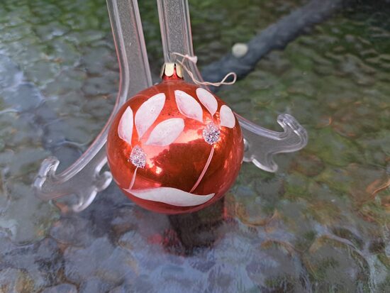 Oranžā bumba ar baltām puķēm un sudraba centru (Egle bumba 49)