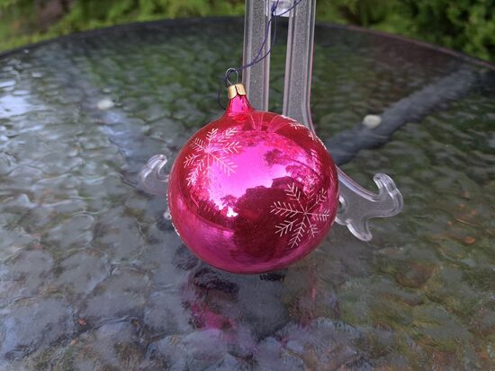 Fuksijas krāsas bumba baltām sniegpārsliņām (Egle bumba 51)