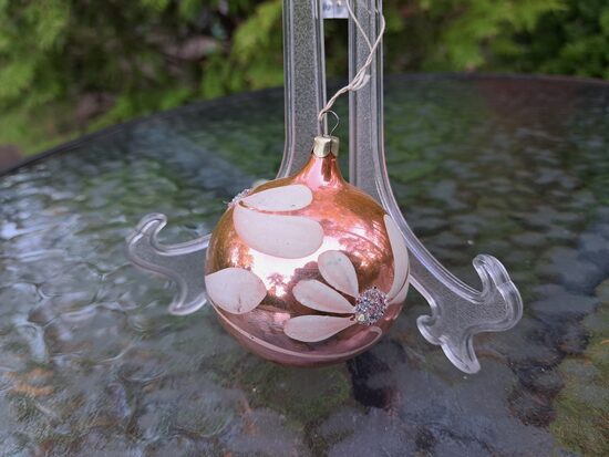 Maigi rozā bumba ar baltām puķēm, sudraba centriem, d=5,3cm (Egle bumba 54)