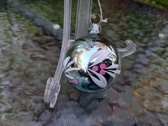 Gaiši zaļā bumba ar baltu zaru, rozā puķēm, d=5cm (Egle bumba 53)