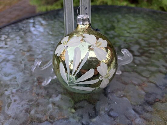  Dzeltena bumba ar baltām puķēm, sudraba centriem, d=6,5cm (Egle bumba 54)