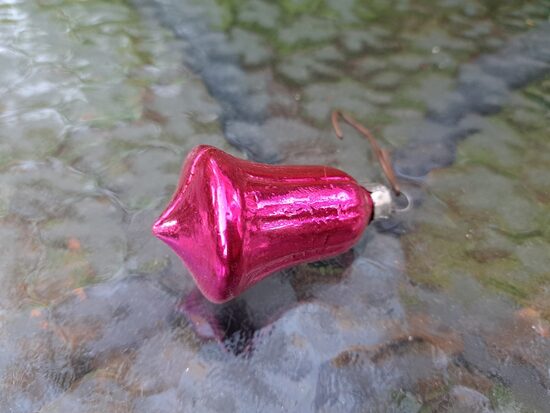 Zvaniņš koši rozā. Izmēri 5,5cmx3,5cm (Egle zvans 12)