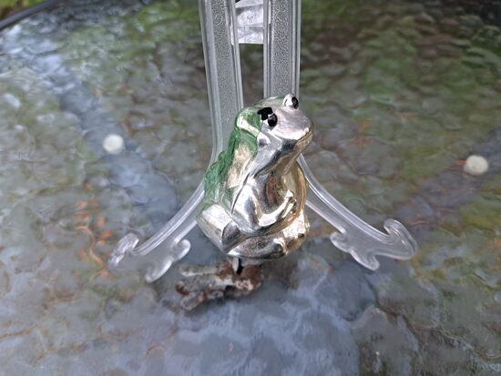  Vārde sudraba ar zaļu muguriņu uz piespraiudes, h=9,5cm (Egle dzivn 19)