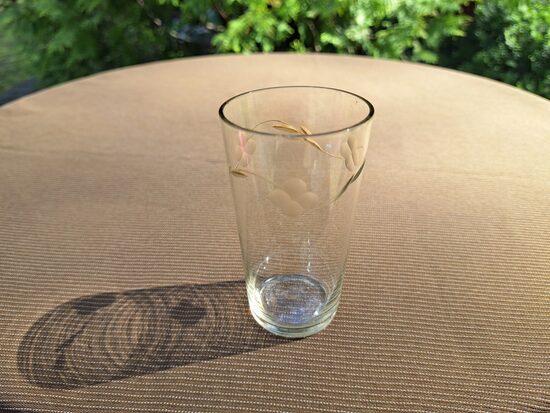 Stikla glāzīte ar rokas gravēšanu augšā ar puķu vainagu bez zelta. 1960.ie gadi.  Tilpums 125ml (Stikla gl 297)