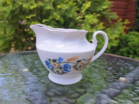 Krējuma kanniņa, tējas servīze "Viktorija" ar Jāņu pušķi un tumši brūnu apvilkumu, RPR (Viktorija t 215)