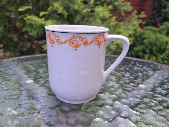 Lielā tējas krūze 350ml ar oranžu vainagu un melnu apvilkumu, Rīgas keramikas fabrika. Periods: 1941.-1947.g.g. (Buljona 191)