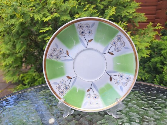 Lielā apakštase zaļi-balta ar zelta puķēm un zeltu, rokas gleznojums, PFF. Diametrs 17cm (Buljona 188)