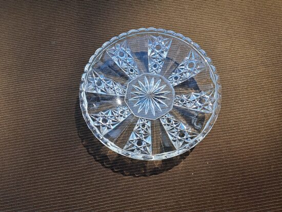 Stikla šķīvīts, presēts vai gravēts ar roku (ļoti izskatas pēc gravēšanas), izsmalcināts raksts (Stikls sk 266)