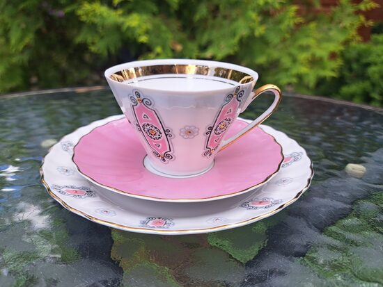 Plānsienu porcelāna trio (tase + apakštas + deserta šķīvis) no servīzes "VITA" ar klasisu rozā dekolu un bagātīgu zeltu, RPR (Vita 109)