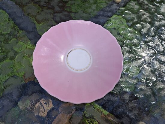 Apakštase maigi rozā ar zelta svītru centrā,  servīze "VITA" ar ļoti reti sastopamu rokas gleznojumu - košām rozēm un zeltu, RPR (Vita 112)  (