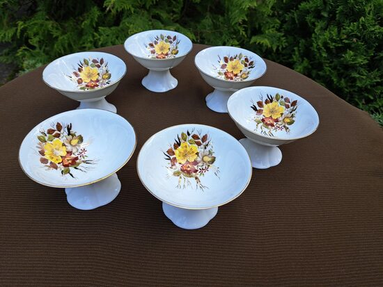 Burvīgi plānsienu porcelāna deserta trauki uz kājas ar dzeltenām un bordo puķēm un zeltu, Jiesia (LT 04)