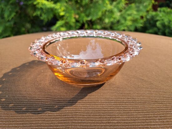 Mazā maigi rozā mežģīņu bļodiņa, Tarbeklaas, Igaunija. Krāsa: maigi zaļa (Stikls sk 271)