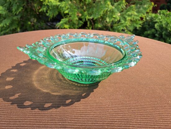 Reti sastopama zaļa presēta stikla saldumu bļodiņa ar mežģīņu malām, rūpnīca 1KDO (Stikls sk 273)