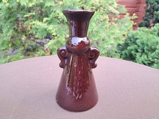 Māla vāzīte, reljefa forma. Rokas gleznojums, glazūra. Diam.8,2cm. Augstums 16,5cm (Keram 138)