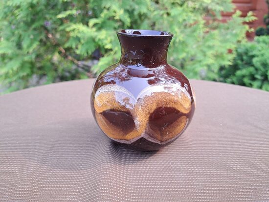 Māla vāzīte ar šauru kakliņu. Rokas gleznojums, glazūra. Augstums 10cm (Keram 137)