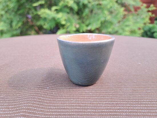 Mini glāzīte zaļgana un bēša iekšā, glazūra.  Augstums 4cm, tilpums 40ml (Keram 147)