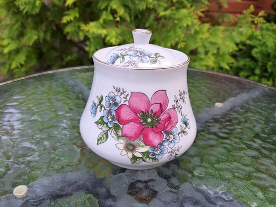 Cukurtrauks ar skaistu rozā puķi un zelta apvilkumu, Projetarij (Citi rpt 316)