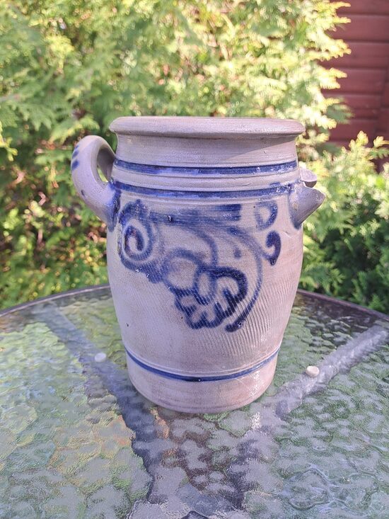 Antīkvārs glazēts pekēkas keramikas podiņš ar kobalta gleznojumu. Periods: 19.gs beigās -20.gs.sākums (Keram 164)