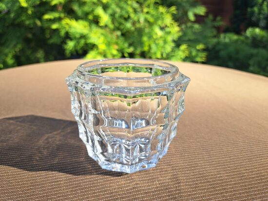 Caurspīdīga presēta stikla masīva dziļa bļodiņa. Diezgan smaga. D=8,5cm, h=7cm (Stikls sk 284)