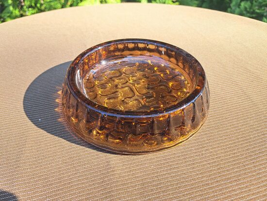 Masīva presēta stikla griķu medus krāsas bļodiņa. Ražotājs: NEMAN, Baltkrievija. D=14cm, h=3cm (Stikls sk 286)