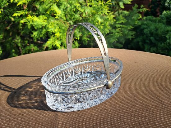 Mazā saldumu bļodiņa ar metālisku(iespéjams, melhiors) rokturi, diam.14cmx10,5cm (Stikls sk 285)