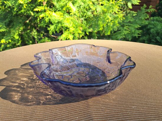 Vintāža presēta lillā stikla salātu bļodiņa, forma "žabo", reljefa raksts, Līvānu SF, 1983.g.  (Stikls sk 288)